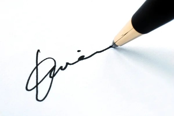 Kynä kirjoittamassa allekirjoittajan nimeä