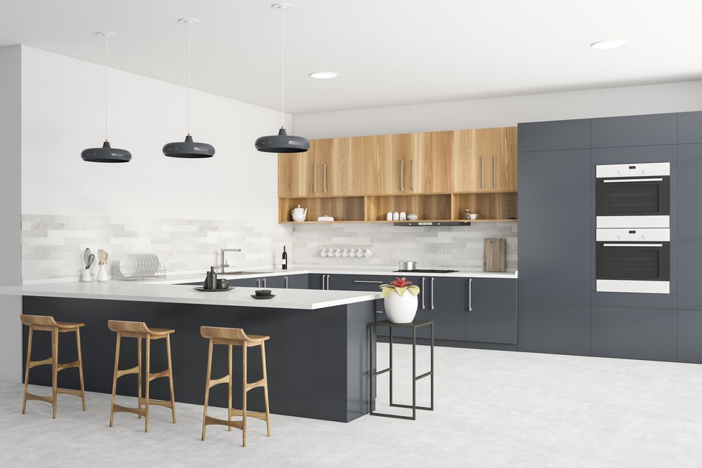 Uusi, minimalistinen keittiö jossa mustaa valkoista ja puisia yksityiskohtia