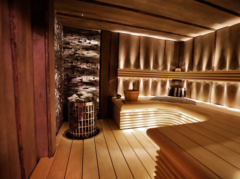 moderni sauna suurella pilarikiukaalla