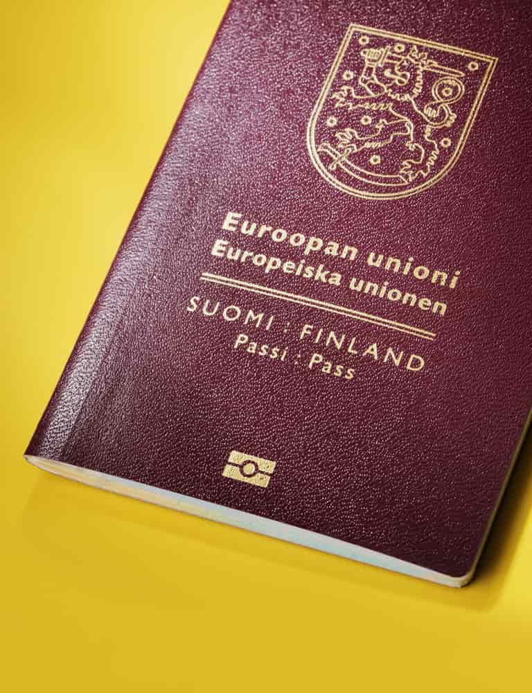 uusi suomen passi keltaista taustaa vasten
